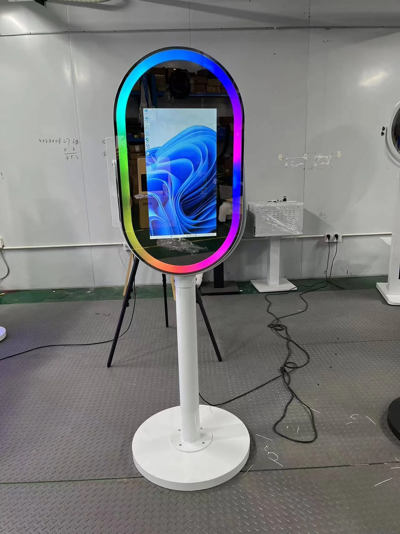 

/With Flight Case Camera And Printer For Event/Factory Direct Sales Price Oval Dslr Mirror Photo Booth 21.5Inch Touch Screen