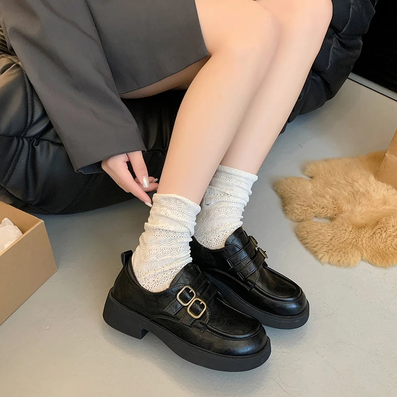 

2024 Осенняя модная новинка Женская Удобная однотонная декоративная низкая обувь с металлической пряжкой