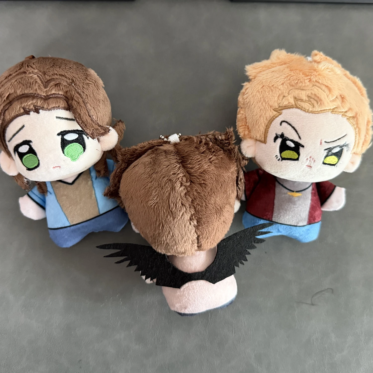 10 cm große gefüllte Castiel-Engelsflügel-Plüschtiere, Sam Dean Winchester Plüschpuppen, Rucksackanhänger, Schlüsselanhänger, Geburtstags- und Weihnachtsgeschenk – Detail 3