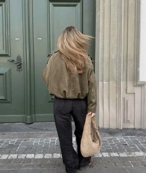 2025, Herbst und Winter, einfarbig, Revers, modischer Motorrad-Stil, Hirschlederjacke, Damen, lässig, einfache kurze Jacke