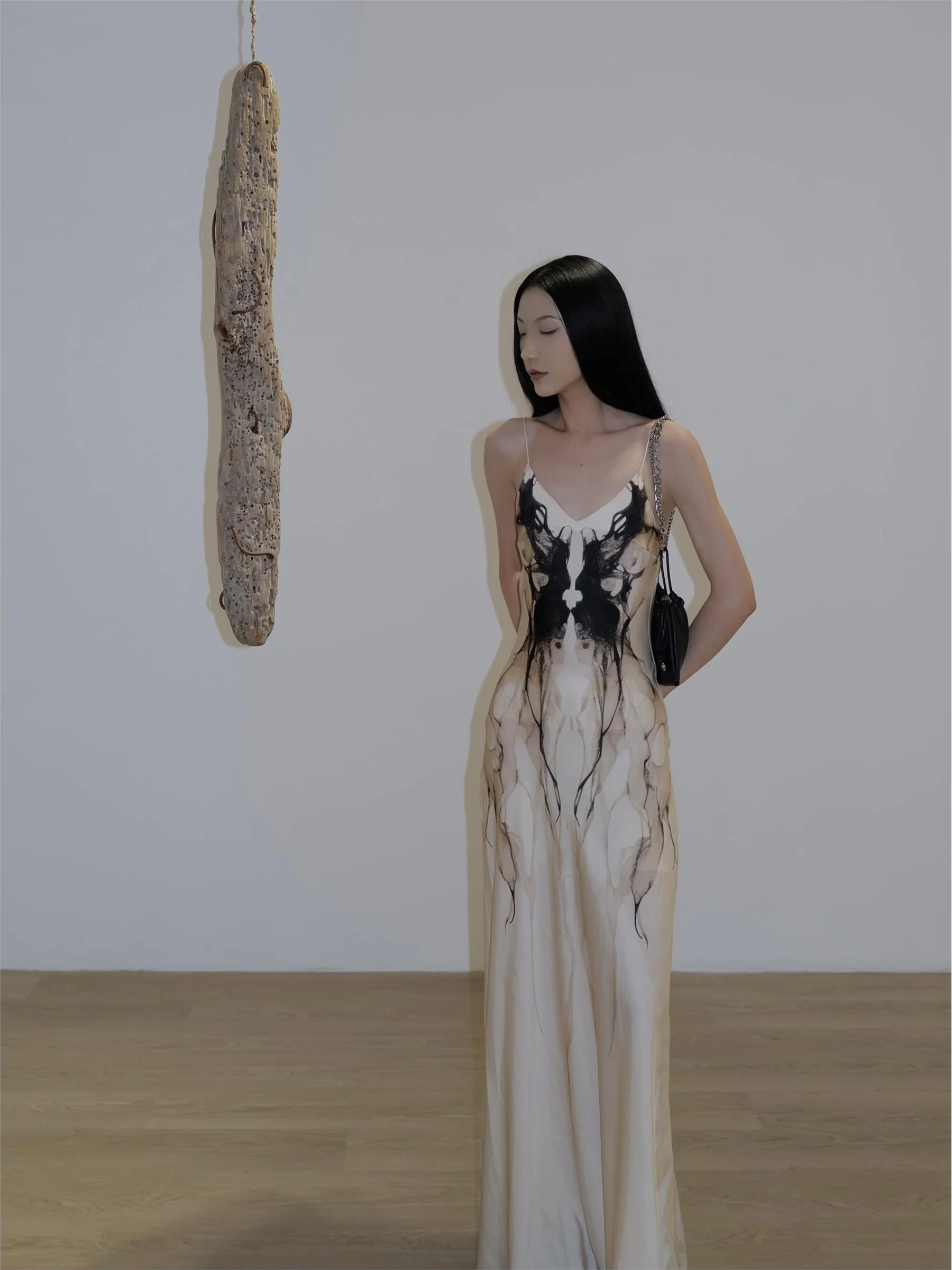 

Butterfly Print Asymmetrical Lines Gradient Color-blocking Dress with A High-end and Elegant Feel, Long Suspender Strap Dress