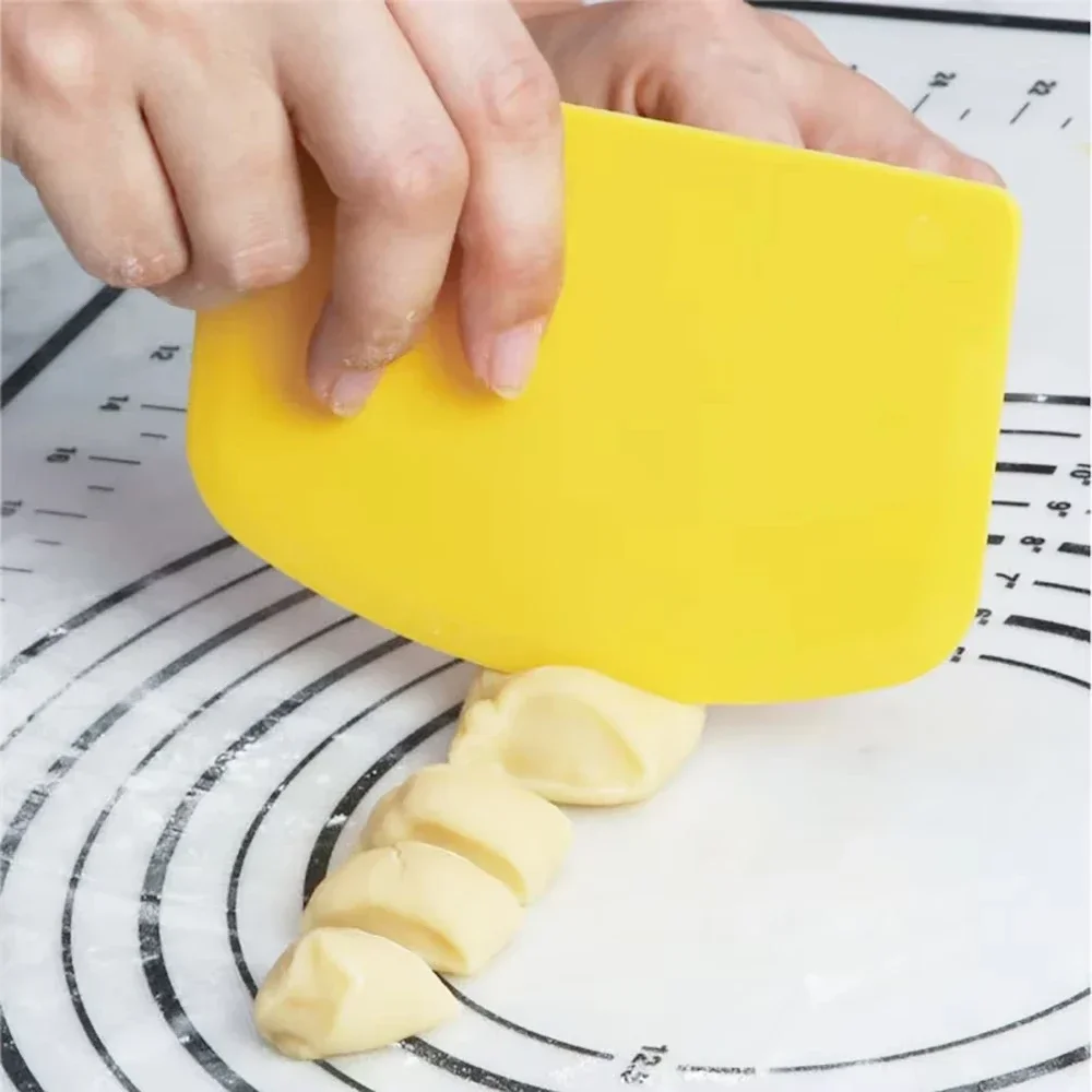1Pc 20G 4 Colour Plastic Dough Knife Cutter Cake Cream Spatula Butter Batter Scraper Decorating Plain Smooth Edge Baking Tools