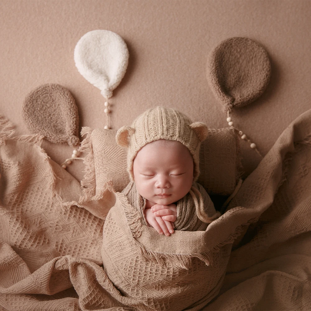 Puntelli per fotografia neonato avvolgimento in filato di cotone cappello lavorato a maglia orso bambola cuscino in posa palloncino in tessuto Studio semplice Set di foto a tema marrone