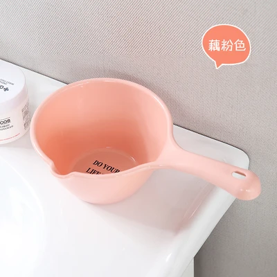 

Thickened plastic newborn children's shampoo cup Baby bath ladle water scoop Kitchen long handle water spoon