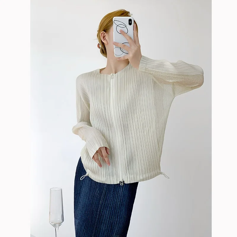 Miyake Geplooide Bovenkleding Ronde Hals Damesjassen Buitenste Mesh Splitsen Korte Rits Zonbescherming Jas Ademende Top Vrouwelijke