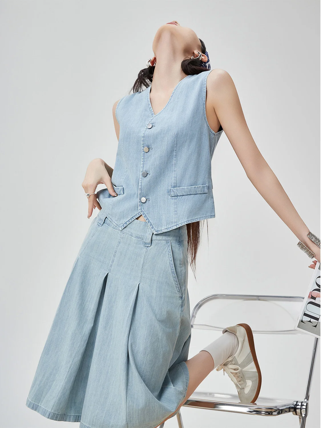 

Комплект из двух предметов: джинсовый жилет без рукавов с V-образным вырезом в стиле ретро и свободные брюки с высокой талией, повседневный летний синий комплект для женщин, удобный и модный.