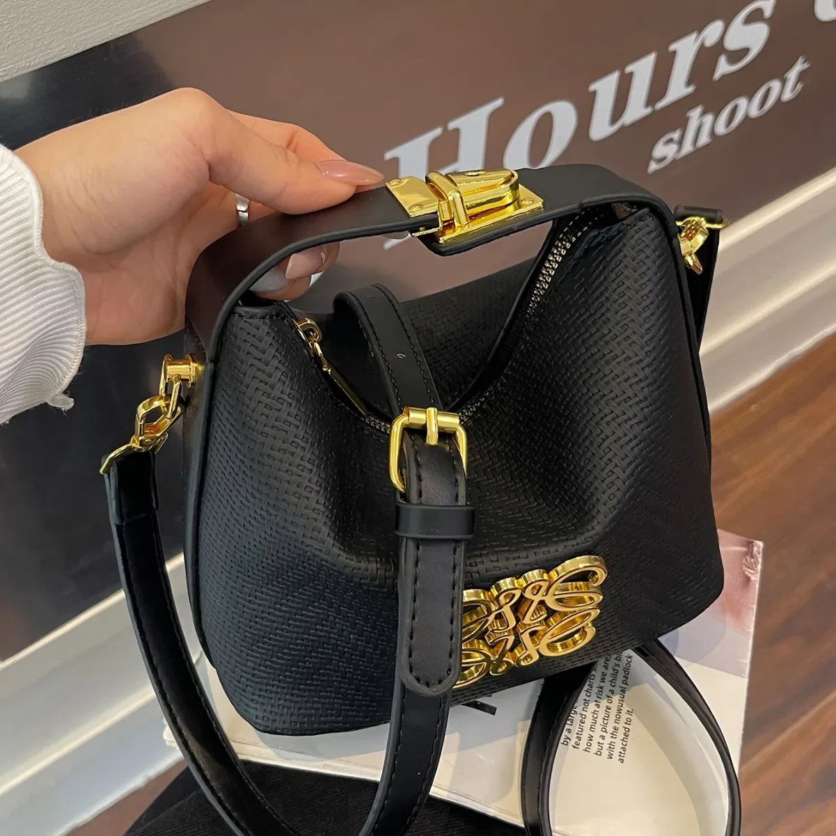 Damska torebka typu bucket bag na lato 2025 - minimalistyczna i uniwersalna, niszowa premium listonoszka