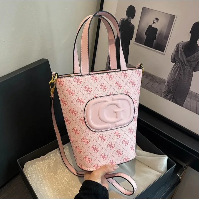 Новые роскошные дизайны в 2025 году – это модные и ретро-сумки в форме буквы, сумки-ведра и высококачественные сумки на одно плечо.