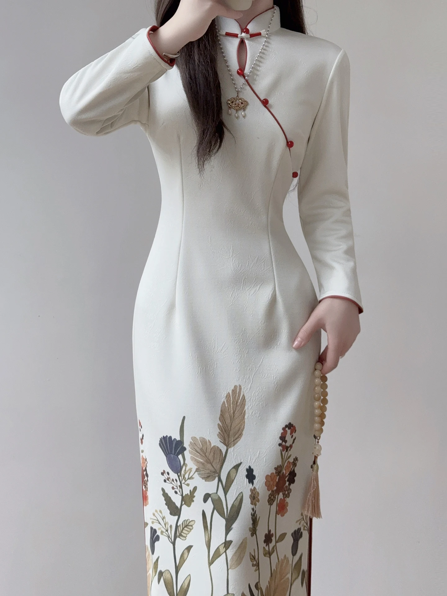 

Элегантное длинное платье-ципао для молодых девушек от Dr. Tang Yue Ling: облегающее, с низким разрезом, для повседневной носки. Чисто китайская электронная коммерция.