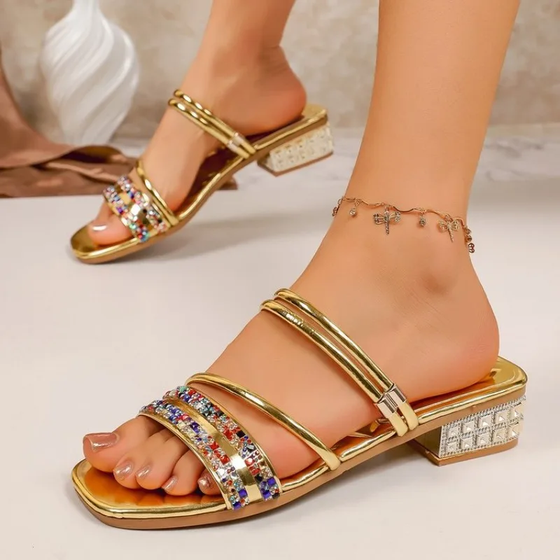

Женские модные элегантные нескользящие сандалии, летние женские сандалии на низком каблуке с заклепками и стразами, роскошные женские тапочки с кристаллами