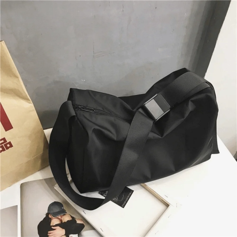

Large Capacity Gym Waterproof Bag Adjustable Strap Water-Resistant Outdoor Duffle Bag Zipper Closure Fitness Training Bag School