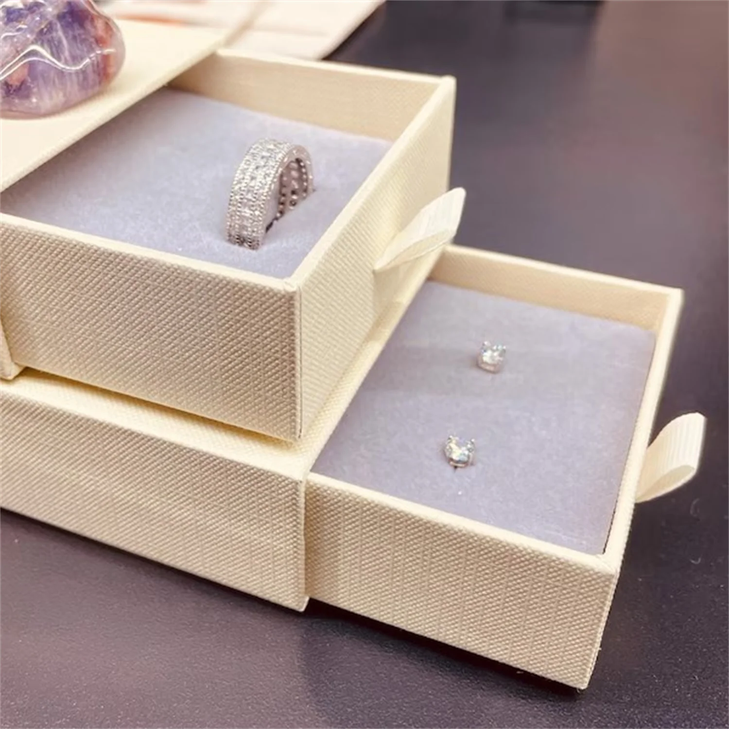 

50 шт., 9,5*9,5*2,5 см, коробка для ящика с подкладкой, бумажная коробка, коробка для ожерелья и сережек с губкой, индивидуальный логотип, изысканная сумка для ювелирных изделий