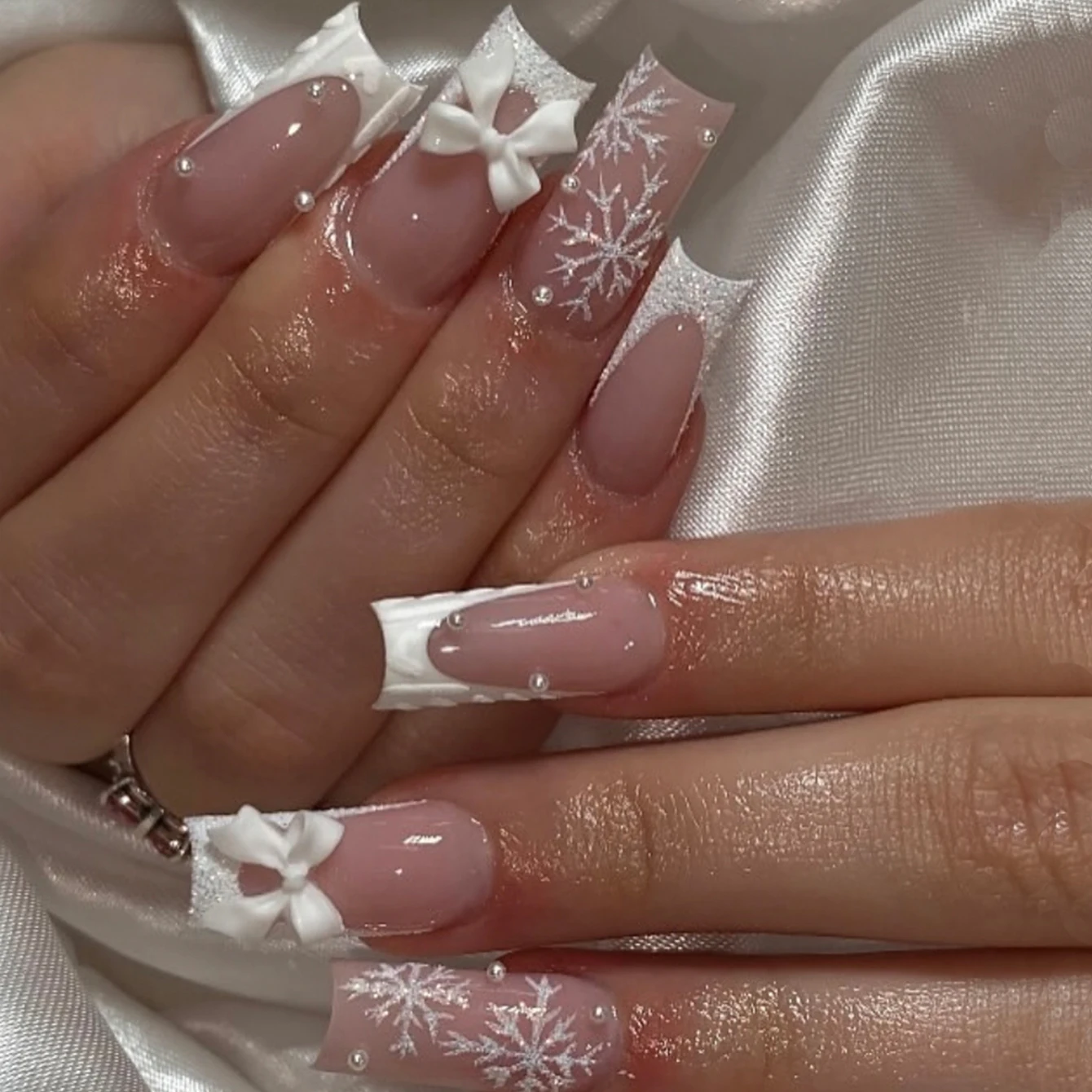 24 Uds. El arco rectangular de copo de nieve con un diseño brillante y las uñas postizas navideñas francesas blancas perladas cubren completamente la Nai