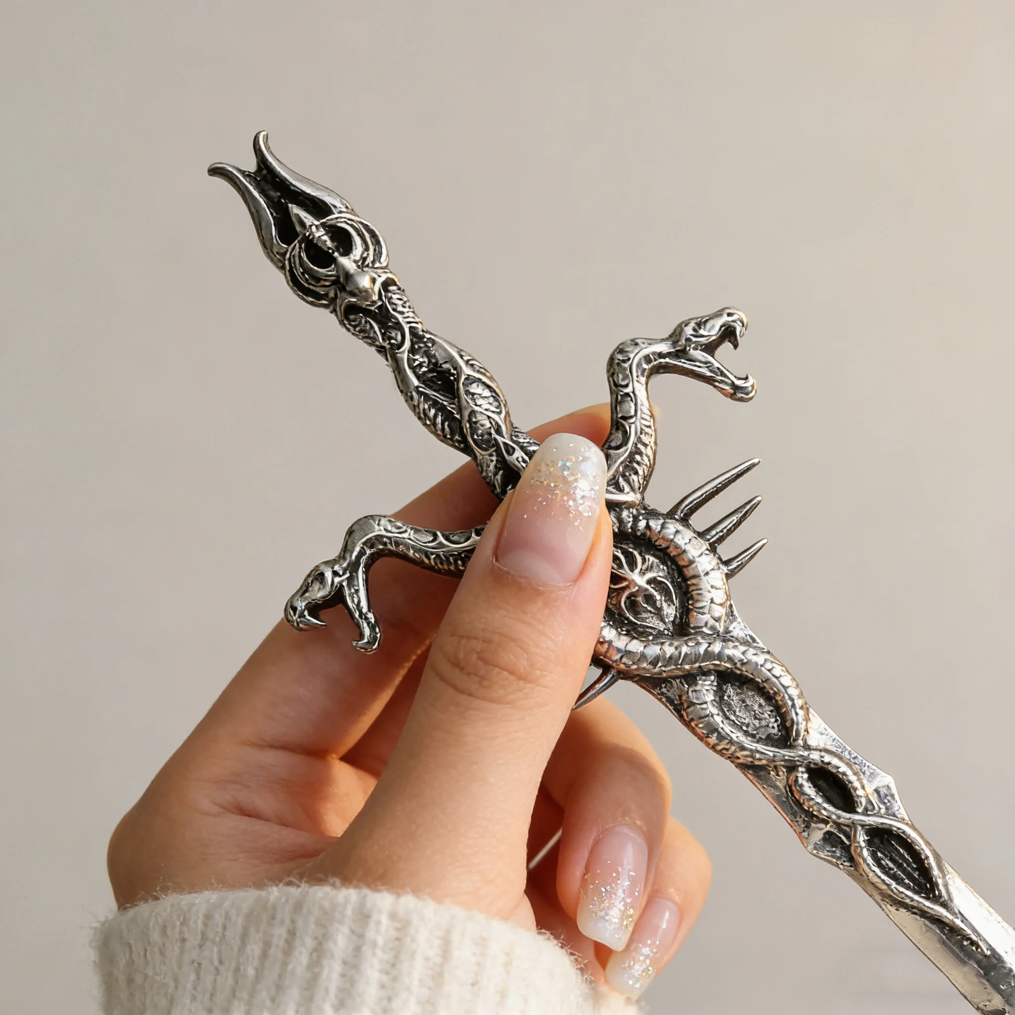 1 szt. Szpilka do włosów w kształcie smoka, srebrny metal, wyrafinowane, bogato zdobione detale, motyw dark fantasy, idealna do cosplayu, gotycka, unikatowa.