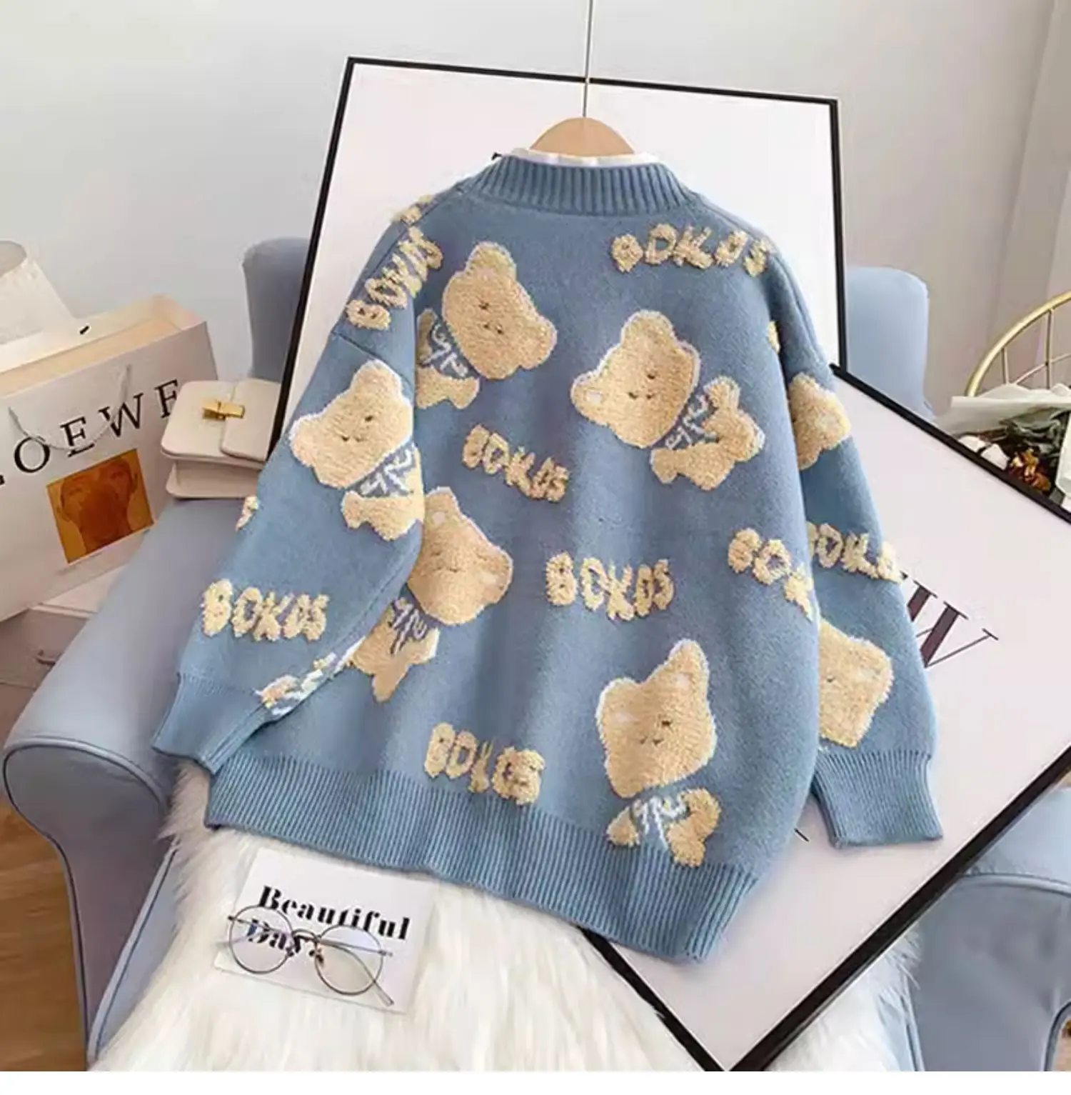 Sweter damski z dekoltem w serek, z nadrukiem misia, czerwony kardigan, luźny, casualowy, niebieski, czarny, dzianinowy top, kolekcja wiosna-jesień 2025.