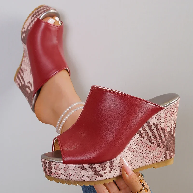 

Сандалии на танкетке из искусственной кожи с блочным принтом на толстой подошве, женские летние нескользящие тапочки на очень высоком каблуке, большие размеры, шлепанцы на массивной платформе