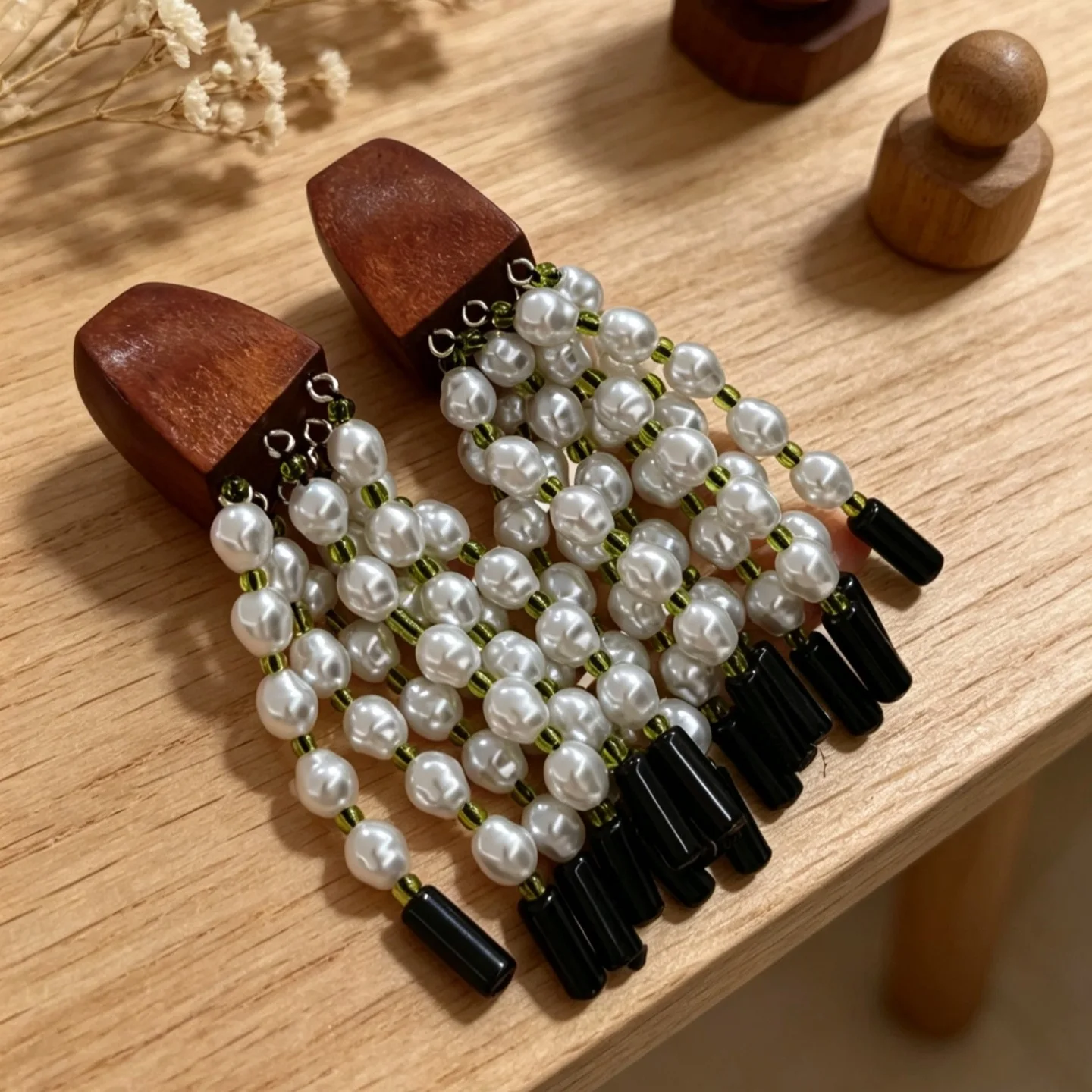 Vintage-Ohrringe aus Holz mit Perlenquasten
