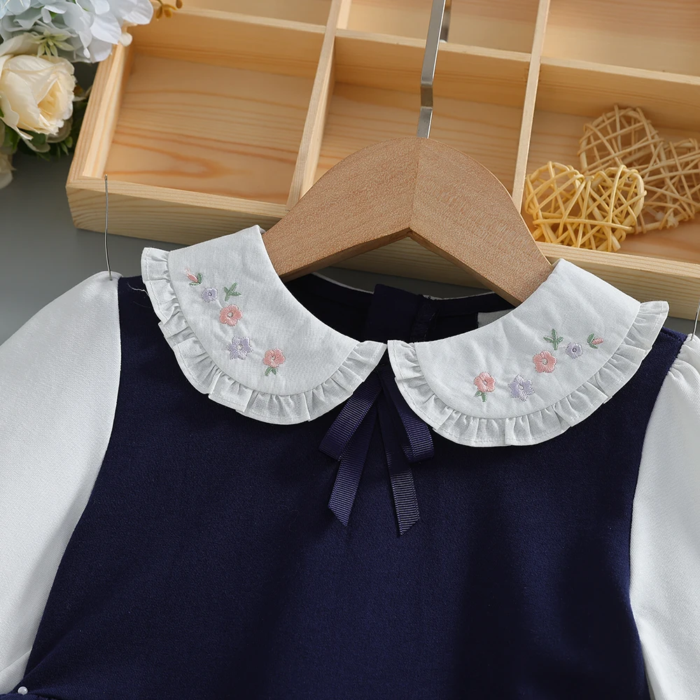 فستان للفتيات الصغيرات على طراز المدرسة باللون الأزرق الداكن والأبيض وياقة مكشكشة وأكمام طويلة للأطفال من عمر 2 إلى 6 سنوات