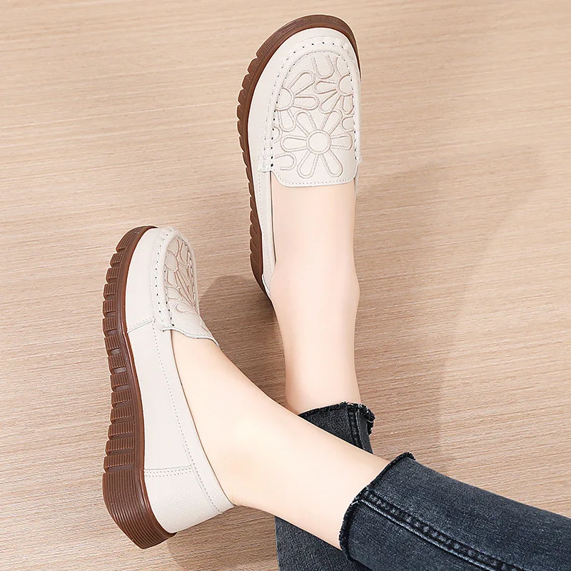 The latest ethnic style casual women's singles shoes with flat soles anti slip comfortable for middle-aged and elderly mothers