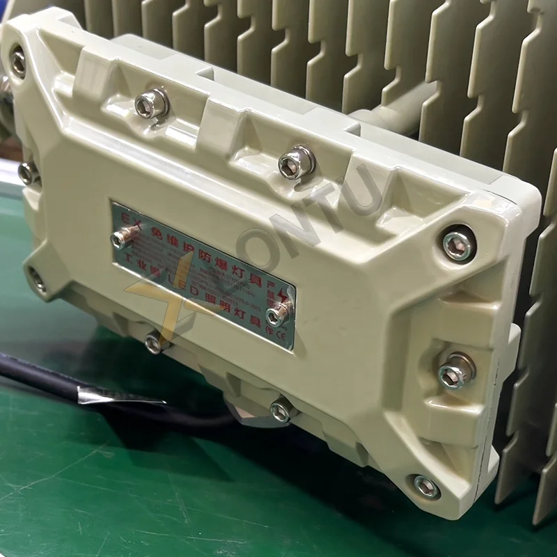 المصابيح الكاشفة الموثوقة IP66 وIP65 المقاومة للانفجار للمناطق الخطرة آمنة للمصانع والمستودعات