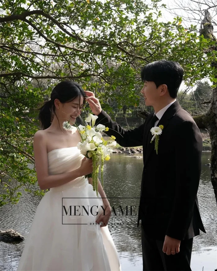 ZHUISHU 심플한 스트랩리스 한국 공주 웨딩드레스 웨딩드레스 오간자 아이보리 민소매 주름 맞춤 예쁜 신부 드레스