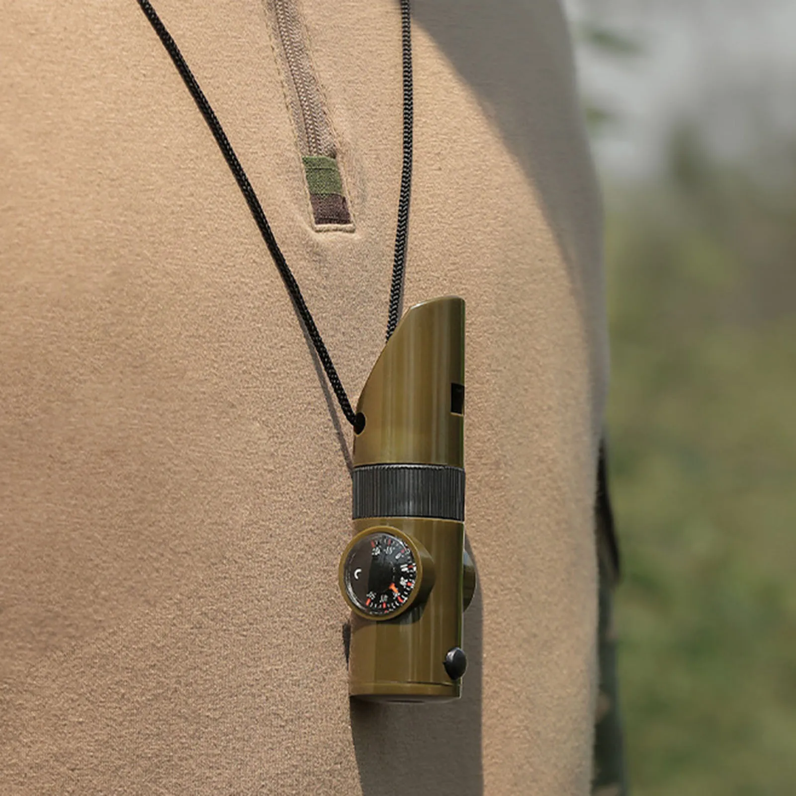 Gwizdek ratunkowy, kompas, lupa, latarka, pojemnik do przechowywania na wędrówki, eksploracje i wspinaczkę.