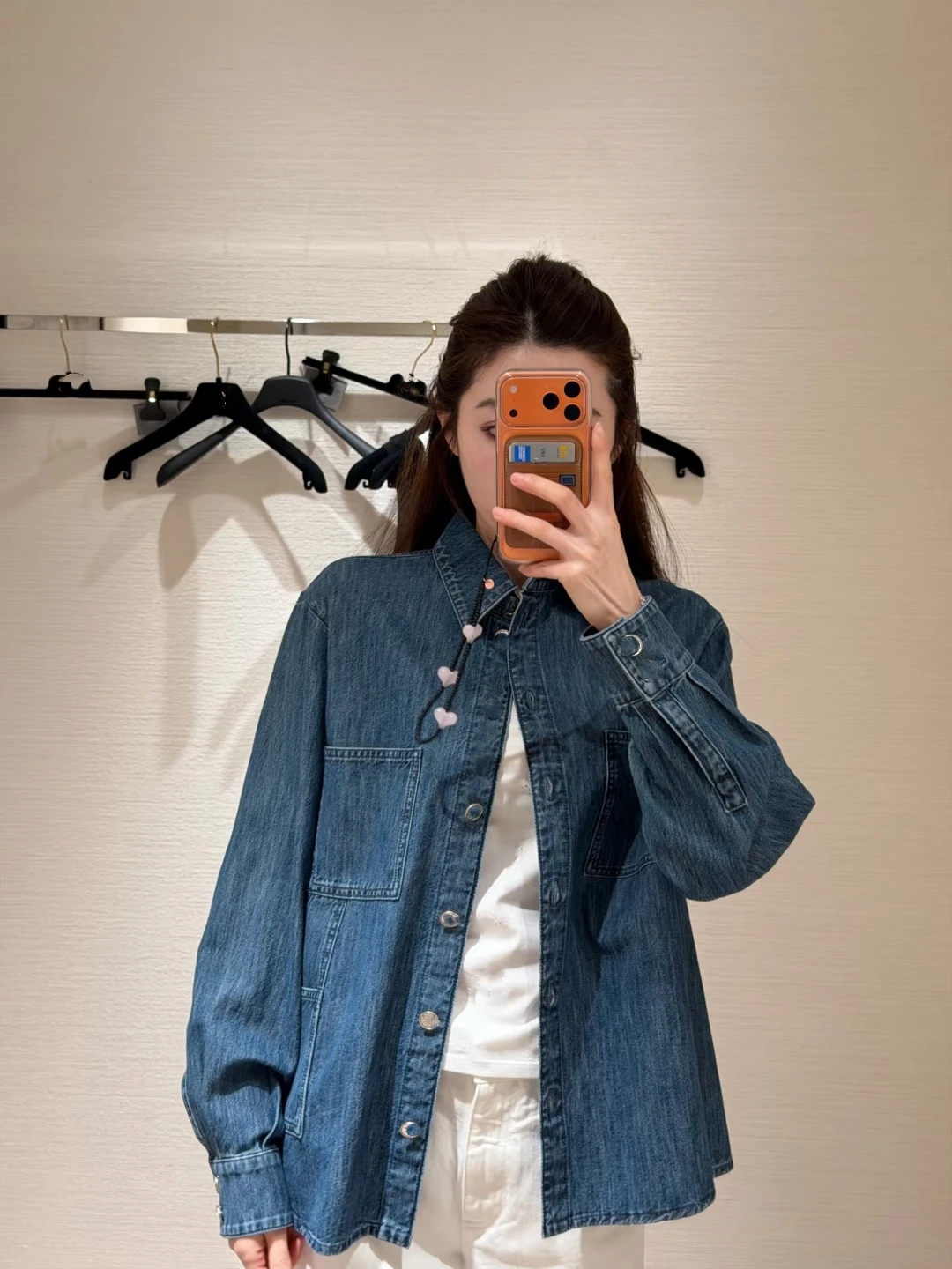 

Весна 2026: Свободная женская джинсовая рубашка с длинным рукавом, повседневный стиль, универсальная верхняя одежда, удобный топ из шелковистого хлопка