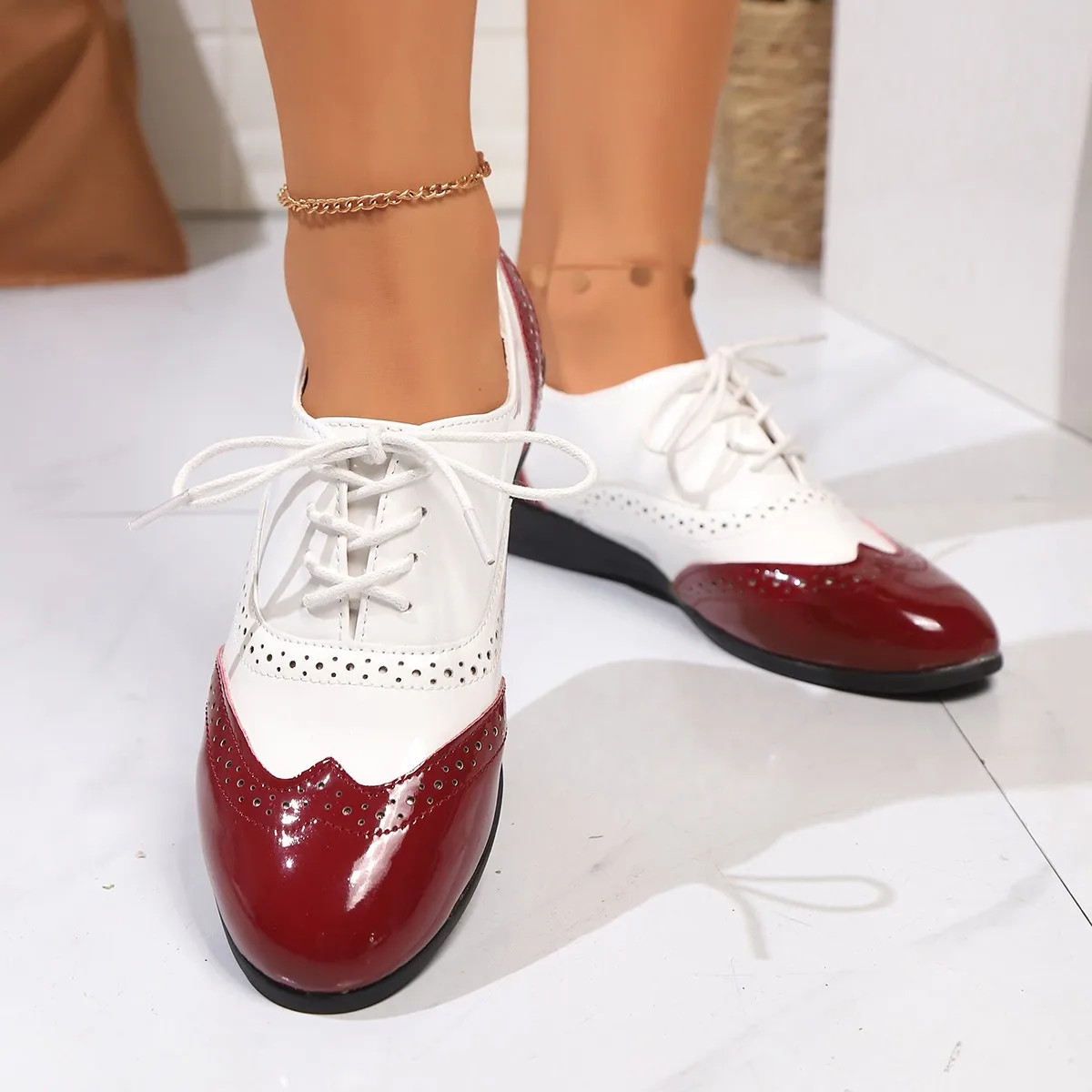 Sapatos femininos de salto grosso, tamanho grande, bloqueio de cores, esculpidos, com cadarço, sapatos únicos, primavera 2025, design elegante