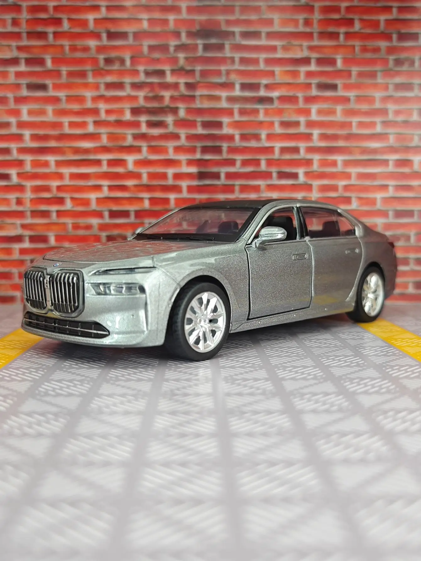 1:32 BMW I7 novo modelo de carro de liga de energia série 7 carro pull-back porta acústica-óptica pode dirigir carro de brinquedo menino
