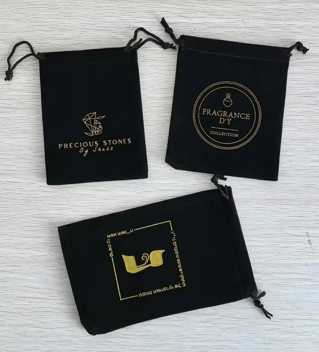 

300 Pieces 7x9cm Drawstring Black Velvet Bags Gift Jewelry Pouches Screen Printed With Golden Letters Customized Logo
