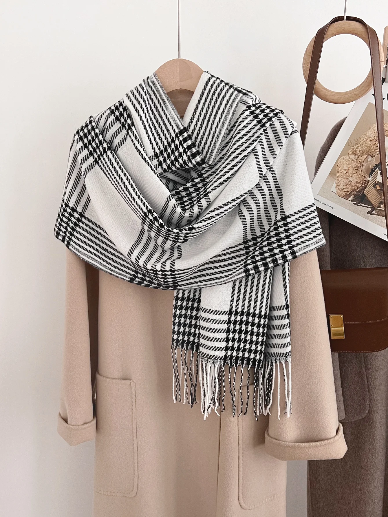 cachecol-de-inverno-grosso-2025-novo-estilo-feminino-confortavel-xadrez-moderno-com-borlas-cachecol-quente-de-poliester-ave