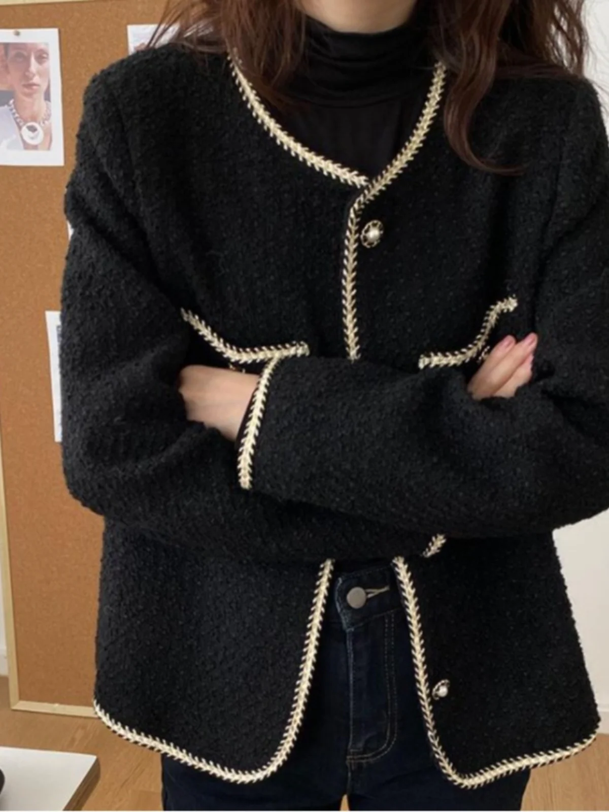 

Жакет из твида бежевый женский осенний с плиссировкой на талии, металлическими пуговицами, молниями, накладными карманами, застежкой на кнопки, приталенный крой