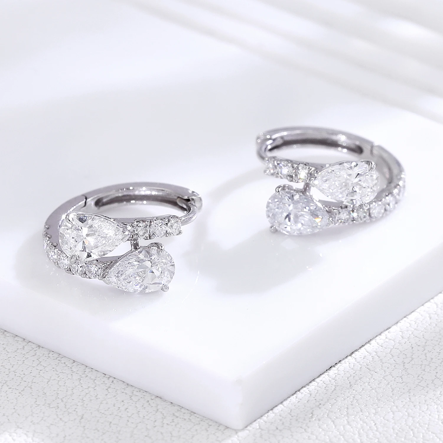 

Серьги-кольца в стиле прованс, белое золото 18 карат, грушевидная огранка, лабораторные бриллианты, повседневные свадебные серьги-гвоздики Huggie для женщин, рождественские подарки