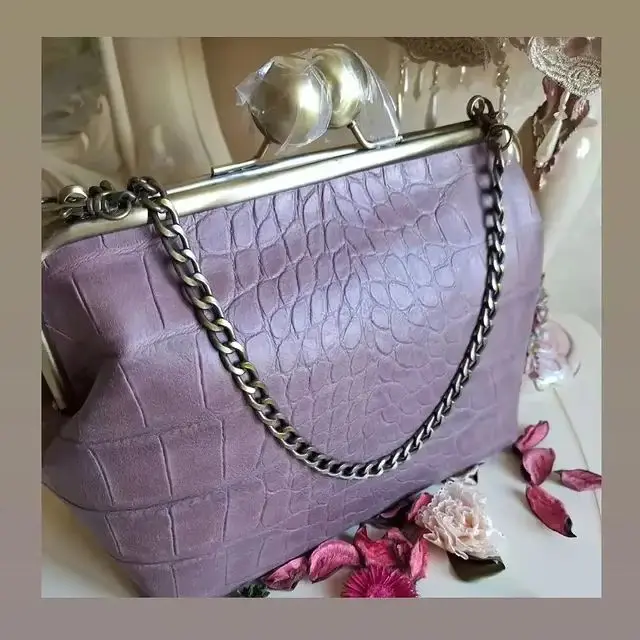 Lost in Vintage Bag Purple Crocodile Leather Clic Big Ball Bronze Kiss Lock Metal Frame Bottom are Installed Legs Evening Clutch