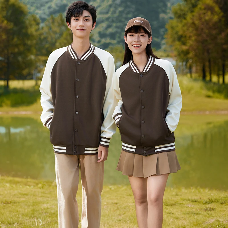 

Бейсбольная куртка из хлопка кофейного цвета/цвета слоновой кости 2811 # Боковая сумка в толстую полоску с металлическими пуговицами, повседневная уличная одежда