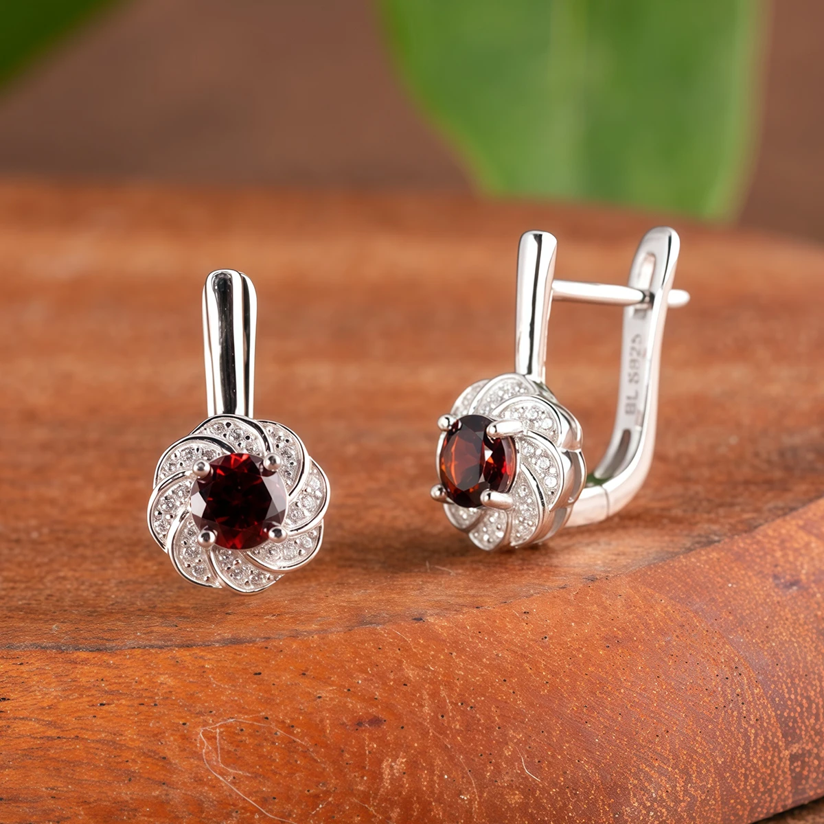 

Серьги-пусеты с натуральным гранатом, настоящие серебряные серьги 925 пробы с драгоценным камнем 6,0 мм для женщин, простой подарок, абсолютно новые, хорошее качество