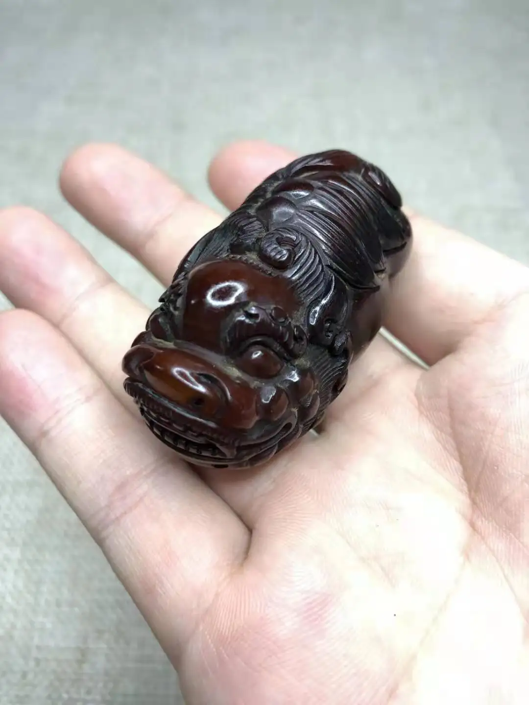 

Wholesale miscellaneous Tibetan old yak bone transparent latosolic red little monk pendant lion head