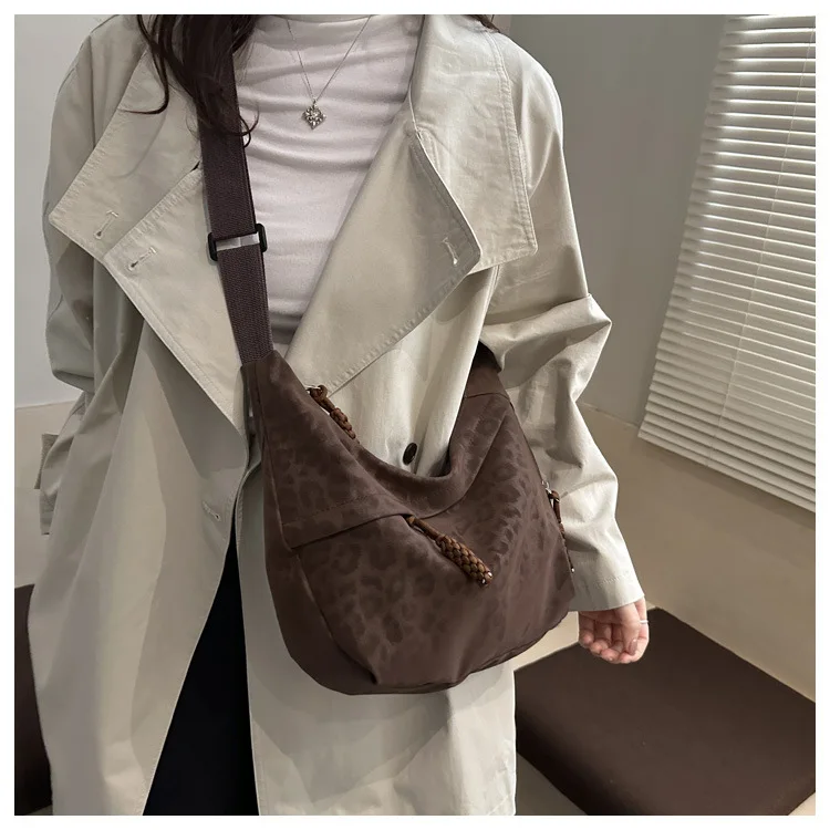 Modische Damen-Umhängetasche mit Leopardenmuster, große Kapazität, Hobo-Umhängetasche für den täglichen Pendelverkehr, lässiges Outfit, Achseltasche – Detail 16
