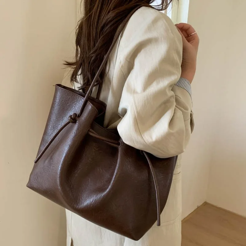 Tas Tote Wanita Elite Terbuat Dari Kulit Mikrofiber Menampilkan Tampilan Elegan Vintage Argentina yang Ringan dan Lembut ​