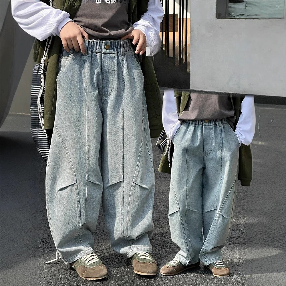 

Детские брюки для мальчиков, весна 2026, новая корейская модная коллекция, стильные плиссированные джинсы с изогнутым низом, повседневные, свободного кроя