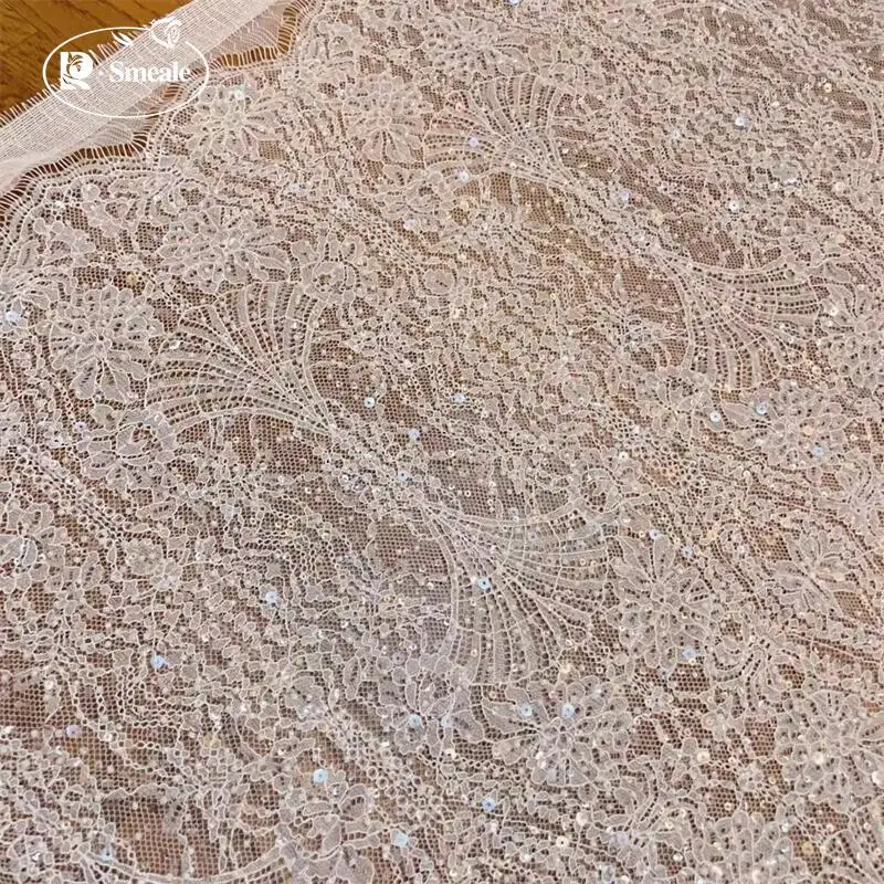 3 Yards. Perlen-Pailletten-Spitzenstoff. Luxuriöses Abendkleid aus französischer Spitze. Hochwertige Maßanfertigung für Braut- und Hochzeitskleider. – Detail 4