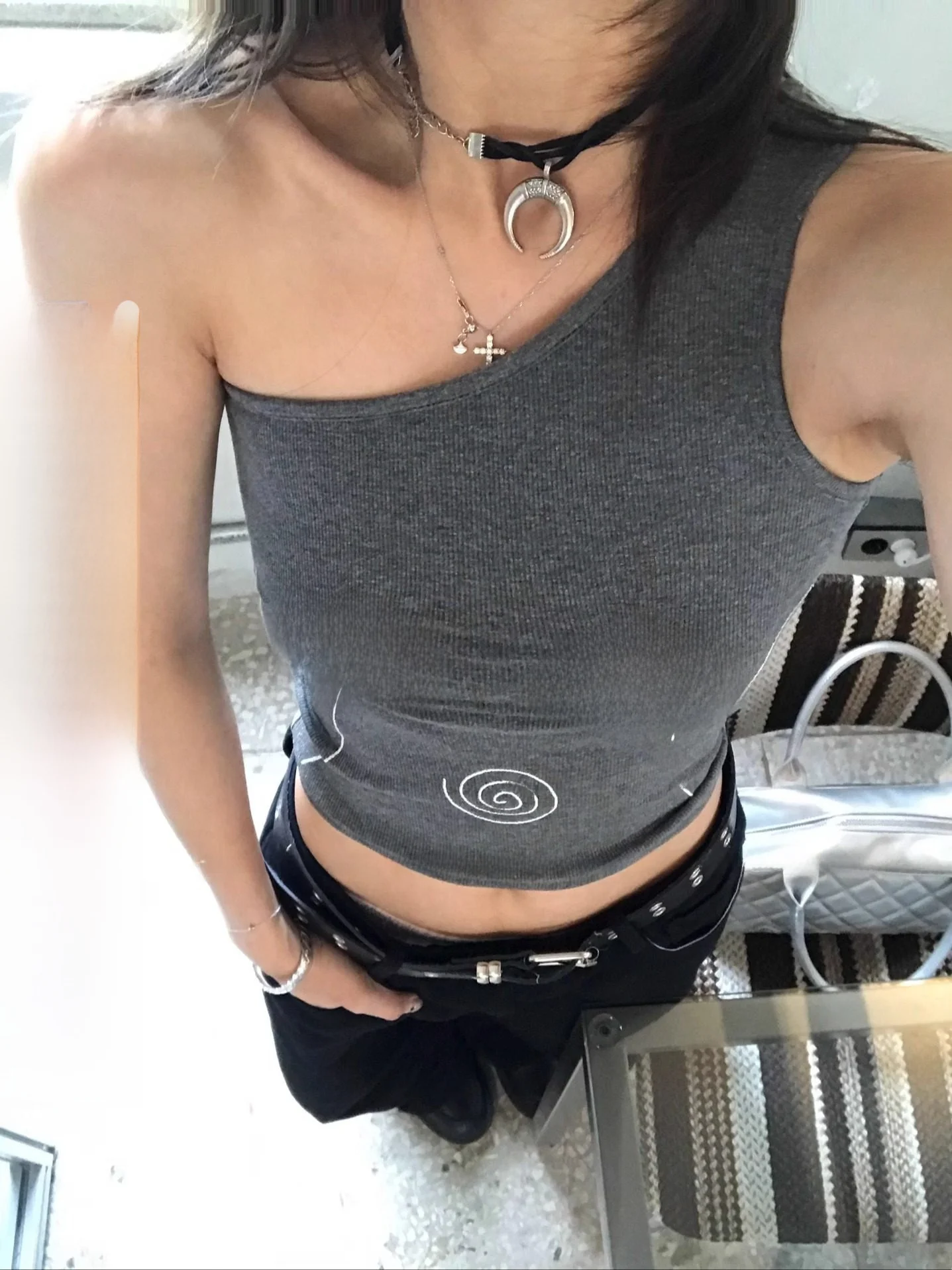 

Женский топ с вышивкой на одно плечо, летний, новый, для повседневной носки, приталенный, однотонный, с принтом