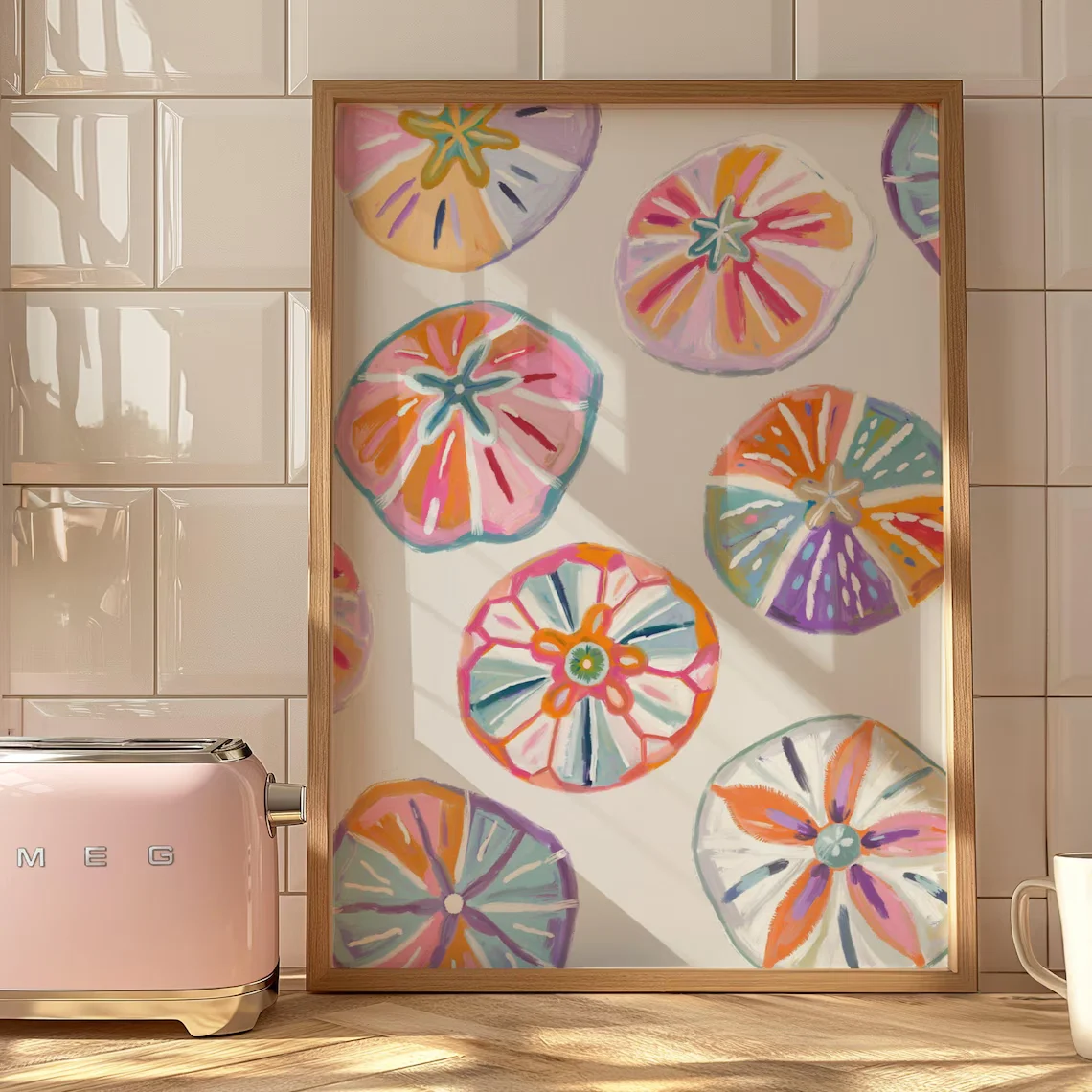 Cheerful Coastal Sand Dollar Wall Art - Impresión abstracta brillante de dólares de arena decorativos, que evoca la alegría de explorar la playa y Su