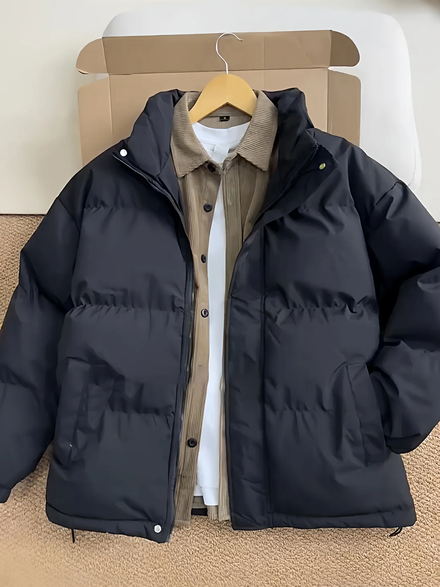 

Утепленная мужская зимняя куртка-бомбер в американском стиле из хлопка и полиэстера с воротником-стойкой, защищающая от холода