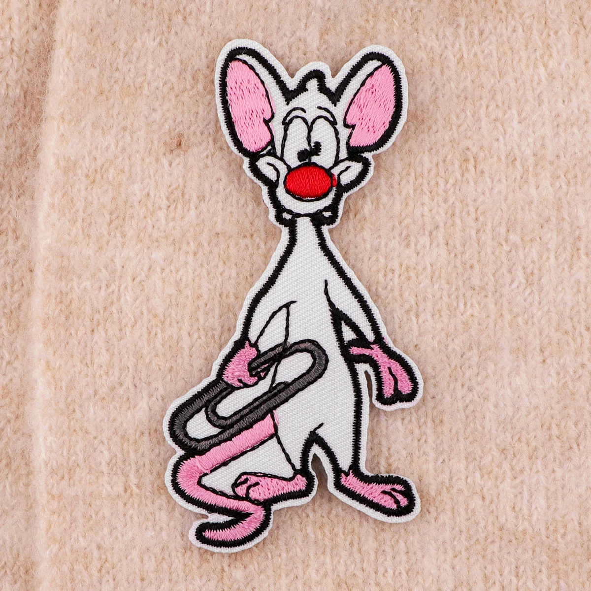 Рисунок 4 - Нашивка с вышивкой мультяшных животных для одежды