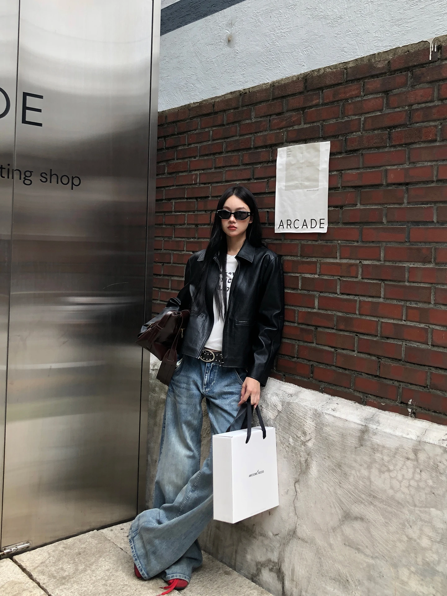 جاكيت جلد أسود للنساء بأسلوب بانك فريد وجميل ذو إحساس راقي مناسب للتنقل اليومي مع سحاب وأكمام طويلة من الجلد الصناعي