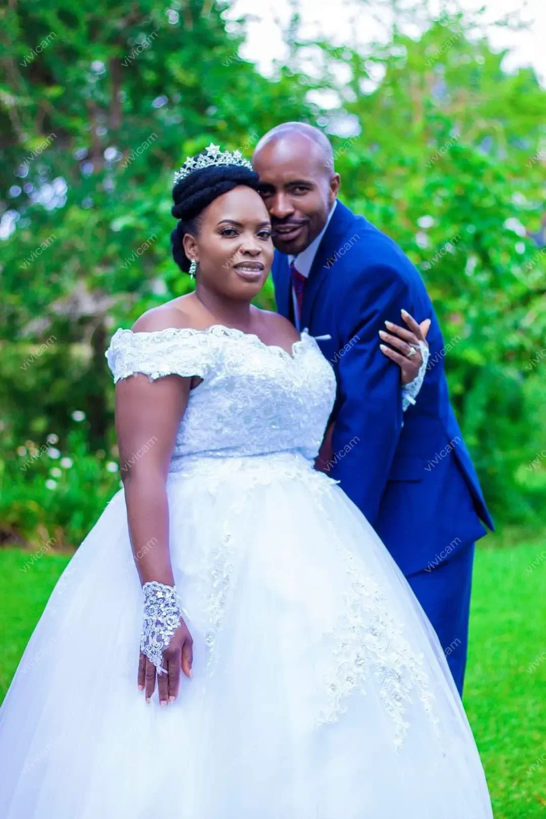 Maßgeschneiderte modische schulterfreie Brautkleider mit Herzausschnitt und Hofschleppe, Spitzenroben de Soirée, Ballkleid-Brautkleider