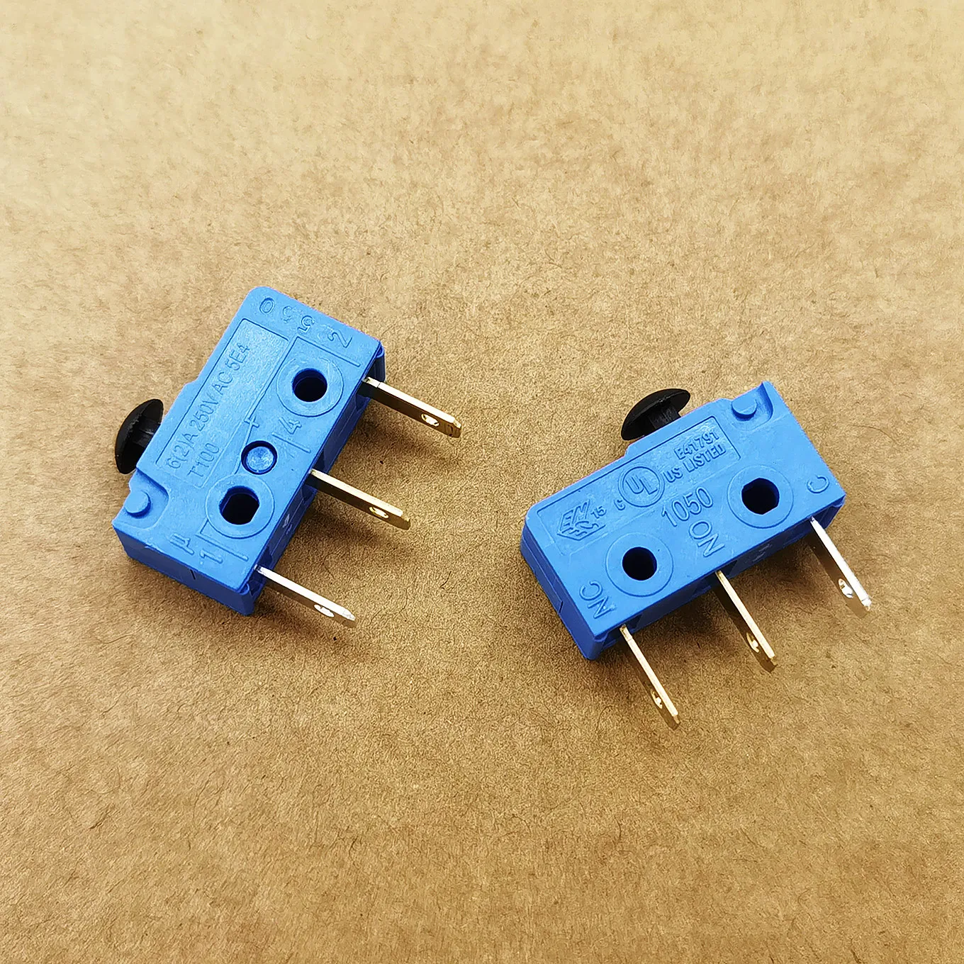 

Новый оригинальный микропереключатель серии 1050, синий, 3-контактный, с длинными ножками, грибовидной головкой, с увеличенным сроком службы, 6(2)A 250VAC 5E4 T100