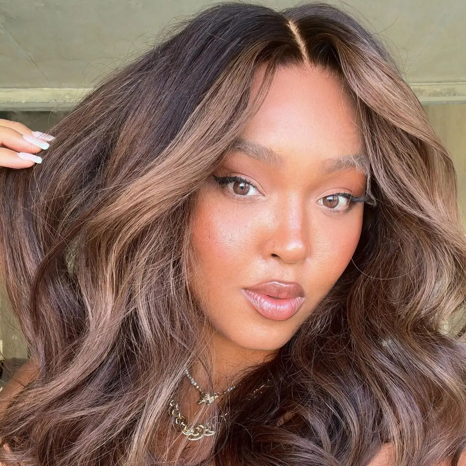 

Шоколадно-коричневые синтетические кружевные фронтальные парики с темными корнями, объемная волна, 180% бесклеевые парики высокой плотности, повседневные вечерние б/у