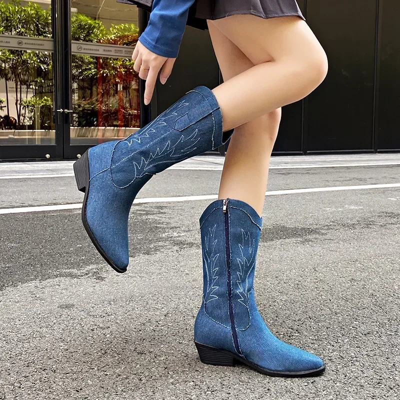 Botas de moto de caballero vaquero azul para mujer, botas de media pantorrilla vaquera al aire libre con tacones gruesos que combinan con todo, estilo occidental Retro bordado, 2024